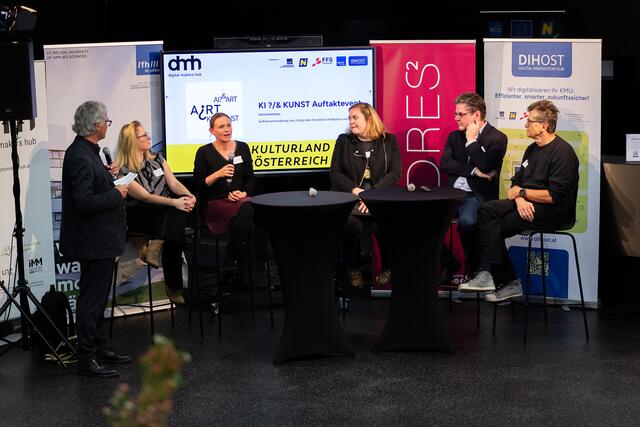 v.l. Hannes Raffaseder (Geschäftsführer der FH St. Pölten, Medienkünstler und Komponist), Stephanie Meisl (Medienkünstlerin und stv. Vorsitzende des Creative Industries Rats des Bundesministeriums für Arbeit und Wirtschaft), Manuela Waldner (Associate Professor an der TU Wien), Veronika Liebl (Festivaldirektorin der Ars Electronica), Christian Huemer (Leiter des Belvedere Research Center) und Seppo Gründler (Vorstandsmitglied des IMA Institut für Medienarchäologie) | Foto: Max Peternell