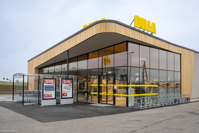 Eine Glasfassade macht das Gebäude nicht nur moderner, sondern auch heller. | Foto: Billa AG / Robert Harson