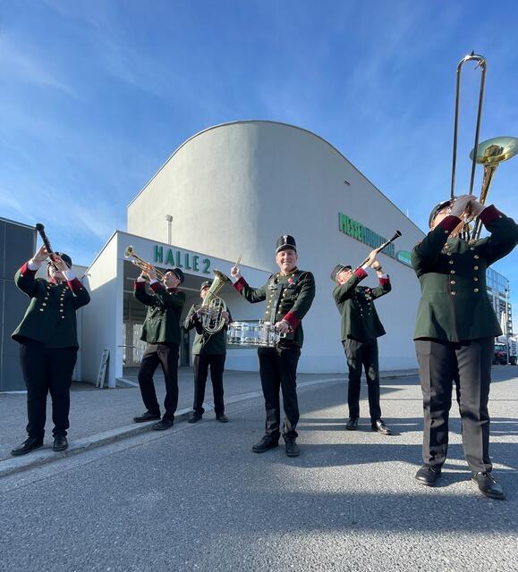 Die Musiker freuen schon auf ihren Auftritt. | Foto: Christian Haubner