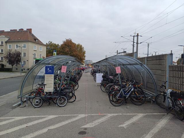 Die „Bike&amp;Ride“-Anlage auf der Ostseite des Bahnhofsgebäudes wird durch eine moderne Doppelstockanlage ersetzt. Abgestellte Räder müssen bis spätestens 25. November entfernt werden. | Foto: Stadt Krems