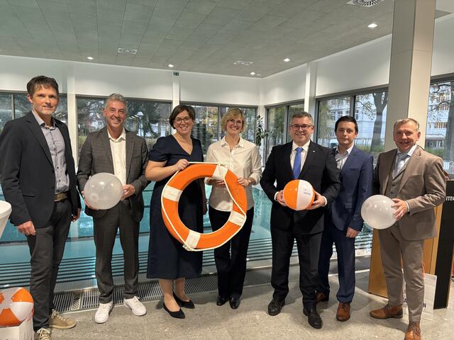 Bei der offiziellen Eröffnung: Baumeister Wilhelm Ohrfandl-Zimmermann, Mittelschul-Dirketor Michael Weiss, Schulgemeinde-Obfrau Marlene Böhm-Lauter, Architektin Cornelia Schindelegger, Landesrat Ludwig Schleritzko, Schulgemeinde-Geschäftsführer Jürgen Lunzer und Bürgermeister Josef Ramharter (v.l.) | Foto: Daniel Schmidt