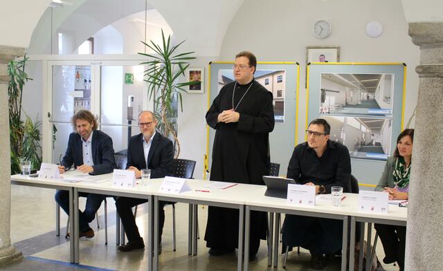 Unter der Leitung von Abt Maximilian Neulinger setzen sich der Wirtschaftsdirektor Armin Rieder, Schuldirektor Rainer Jocher, sowie Stellvertreterin Michaela Baur und Haustechnikchef Michael Gelbmann für eine nachhaltige Modernisierung ein. | Foto: Stift Lambach
