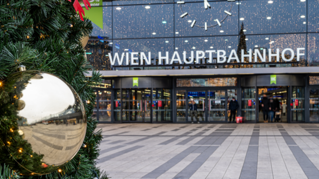 Die ÖBB haben für die Adventzeit besondere Highlights geschaffen und den Haupt- sowie den Westbahnhof festlich geschmückt. | Foto: ÖBB / Fritscher