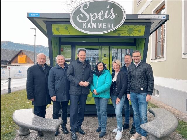 Der Bundesminister für Land- und Forstwirtschaft Norbert Totschnig (3.v.li.) stattete dem "Speiskammerl" in Mitterdorf einen Besuch ab. Rudolf Hofbauer (Bgm. Langenwang), Christian Sander (Bgm. Kindberg), Maria Fischer (Bgm. Spital), Andrea Steiner (GF REV), Peter Tautscher (Bgm. Neuberg) und Jochen Jance (Bgm. St. Barbara) hießen ihn herzlich willkommen.  | Foto: REV