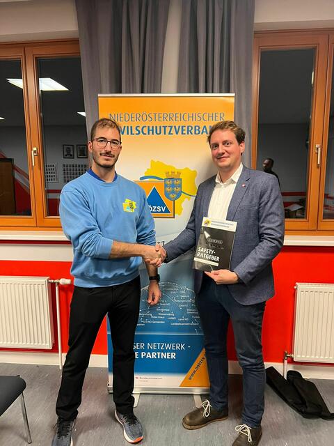 Bernard Mahringer vom NÖ Zivilschutzverband und Stadtrat Flo Havel | Foto: Stadtgemeinde Klosterneuburg