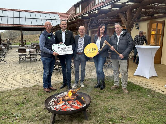 Die Jufa-Erfolgsgeschichte feierten u.a. Tourismus-GF Christian Contola, Bürgermeister Martin Weber, Gernot Reitmaier aus dem Jufa-Vorstand, die Standort-Verantwortliche Dagmar Pfleger und Wolfgang Neubauer, Forschungsleiter rund um den Königsberg. | Foto: MeinBezirk