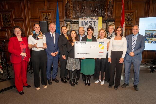 Doris Wagner (Sektionschefin Bildungsministerium), Melanie Striednig-Bär (Leiterin Kindergruppe Tauernzwerge); Günther Novak (Bürgermeister Mallnitz); Doris Arztmann (MINT-Verantwortliche im Bildungsministerium), Petra Duhm (WKO); Peter Posch (Universität Klagenfurt); Jasmin Possegger (Leiterin Schulcluster); Gudrun Batek (Projektleiterin EKUZ); Theresa Saupper (Kindergruppe Tauernzwerge); Martina Pucher (Kindergruppe Tauernzwerge); Konrad Krainer (Universität Klagenfurt) | Foto: Rudi Froese
