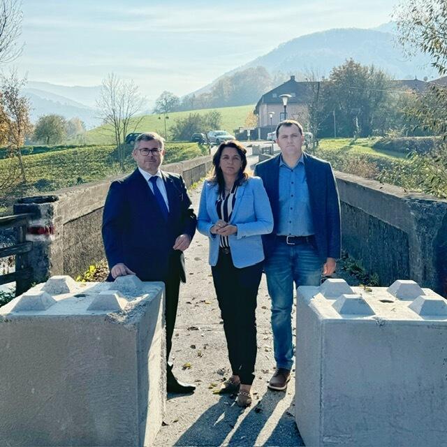 Franz Zöchling, Ludwig Schleritzko, Sandra Böhmwalder auf der gesperrten Köck Brücke | Foto: VP