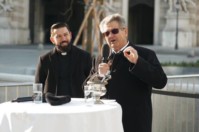 Pater Erhard Rauch von der Michaelerkirche segnete schließlich den Michaelerplatz. | Foto: Maximilian Spitzauer/MeinBezirk