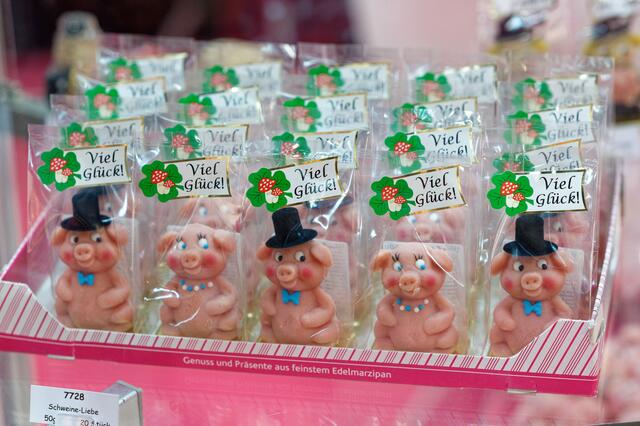 An 183 verschiedenen Standorten kann man bei den traditionellen Wiener Silvestermärkten und Neujahrsmarktständen alles Mögliche kaufen, was Glück im nächsten Jahr bringen sollte. | Foto: Henning Kaiser / dpa / picturedesk.com