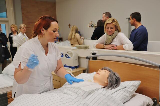 Schüler und Lehrer der EMG-Akademie ließen in die Ausbildung der Pflegeberufe blicken. Bei den „Patienten“ handelt es sich um Übungspuppen | Foto: Edith Ertl
