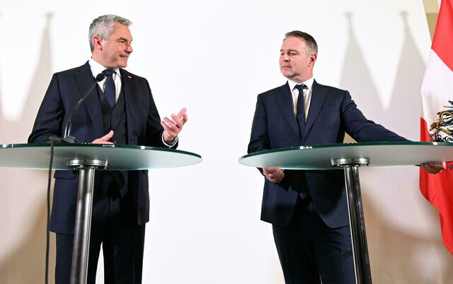ÖVP-Chef Karl Nehammer und SPÖ-Chef Andreas Babler haben sich Anfang der Woche darauf verständigt, mit den NEOS einen dritten Partner ins Boot zu holen. | Foto: HELMUT FOHRINGER / APA / picturedesk.com