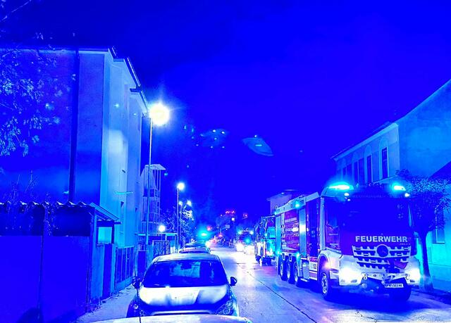 Einsatzfahrzeuge am 14. November. | Foto: Günter Zottl