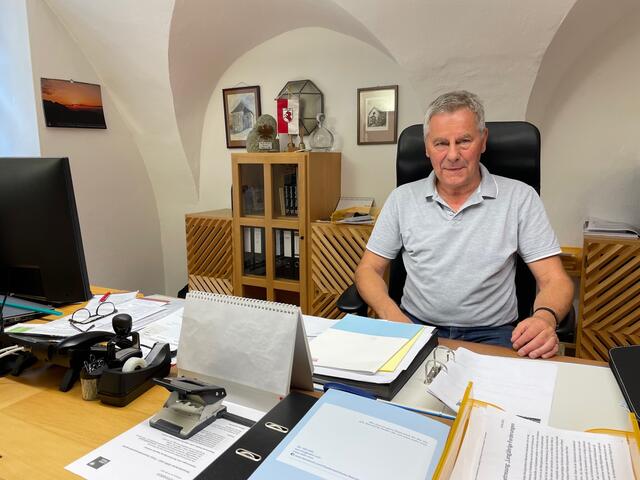 Bürgermeister Peter Lobenwein begründet seine Maßnahmen, steht aber in der Kritik der Opposition. | Foto: Hassl