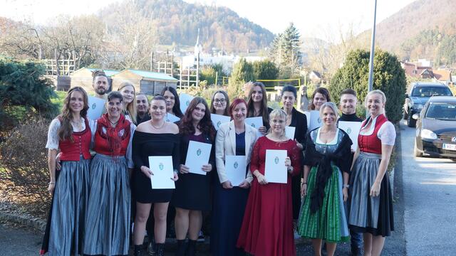Die Absolventinnen und Absolventen mit Lehrerin Judith Haas (l.), Direktorin Rosemarie Langbauer (3. v. l.), Direktorin Simone Weber (3. v. r.) und Lehrerin Bettina Hirsch (r.) | Foto: Schrapf