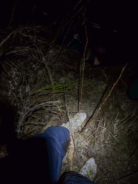 Ein Kind hat sogar beide Schuhe verloren und musste zwischenzeitlich die Bergschuhe eines Bergretters tragen, damit es nicht ohne Schuhe abgeseilt werden musste. Der Bergretter selbst führte die Bergung ohne Schuhe durch, nur in Socken, wie am Bild zu sehen. | Foto: Robert Stecker / Bergrettung Tamsweg