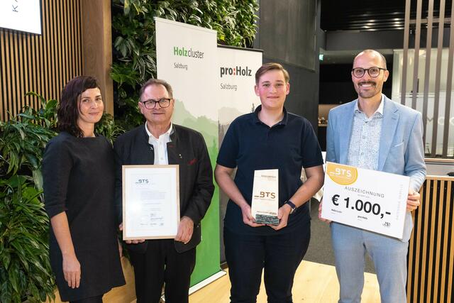 Wendelin Oberhofer durfte eine Auszeichnung entgegennehmen. | Foto: Holzcluster Salzburg/Neumayr/Chris Hofer