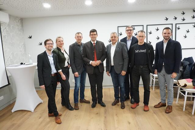 Treiber regionaler Entwicklung (v.l.nr.): Michael Malderle (Regionalkoordinator Land Kärnten), Barbara Hudelist (LEADER-Managerin Mittelkärnten), Gunter Brandstätter (Geschäftsführer Region Mittelkärnten), Martin Gruber (Landeshauptmann-Stellvertreter), Gerhard Mock (Obmann Region Mittelkärnten), Martin Mießl (Leiter Landesstelle LEADER Land Kärnten), Michael Albrecht (Land Kärnten – Abteilung für örtliche Raumplanung), Johannes Moser (Moderator und Pressesprecher Region Mittelkärnten) | Foto: Region Mittelkärnten