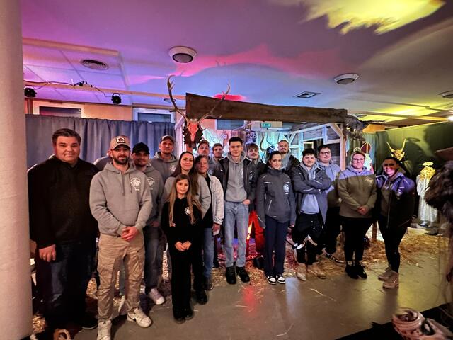 Bürgermeister Jürgen Duffek, Vereinsobmann Maximilian Waschulin und die Vereinsmitglieder. | Foto: Stabruchteifl´n Niederhollabrunn und Sabrina Köppel-Thomasch