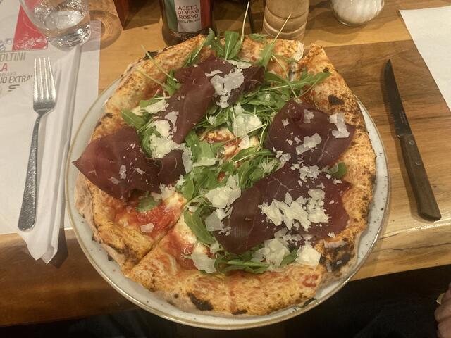 Der Geheimtipp: Die Pizza Margharita Bresaola. | Foto: Michael Ellenbogen