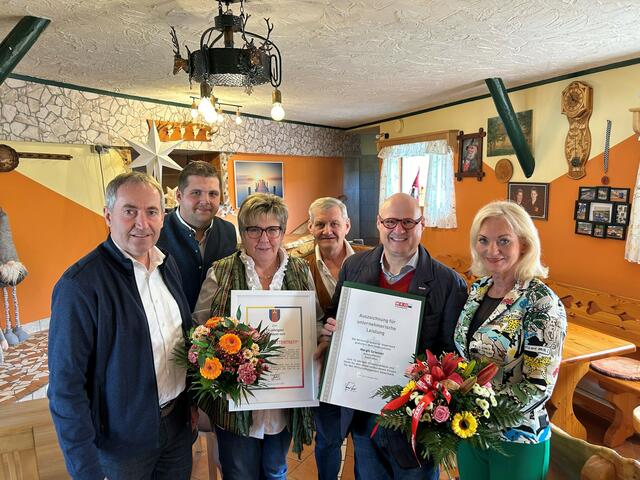 Die Familie Grießer, Bürgermeister Franz Feirer, Peter Sükar und Riki Vogl im Margit's Hüttentreff | Foto: WKO Voitsberg