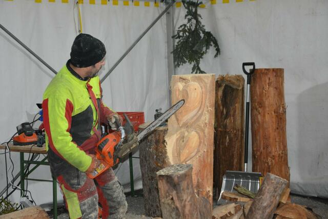 Beim Adventmarkt in Peilstein sind Kunstschnitzer zu sehen.  | Foto: Gemeinde Peilstein 