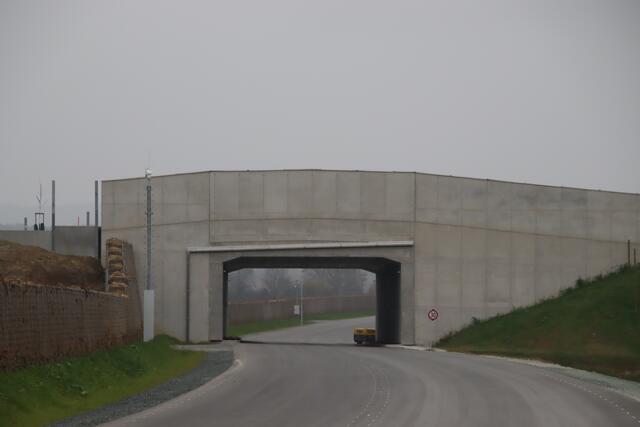 Zwei Wildquerungen machen Tieren die Überbrückung der Fahrbahn möglich. | Foto: Martin Wurglits