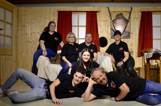Mitwirkende dieser Theatergruppe mit Susanna Dorner (Mitte), die erstmals die Regie dieser heiteren Komödie führte | Foto: Elisabeth Peinsipp
