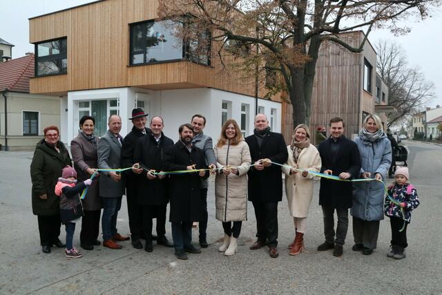 Waltraud Matz (Kindergarteninspektorin a.D.), Kindergartenleiterin Birgit Schreiber, Bgm. Wolfgang Seidl, Bgm. Hermann Weiss, LTabg. Rene Zonschits, Bgm. Andreas Iser-Quirgst, Ing. Christoph Tröster, NRabg. Angela Baumgartner, Markus Hrobar, Kindergarteninspektorin Sabine Schragl, Bgm. Lukas Zehetbauer, Kindergarteninspektorin Andrea Barta. | Foto: Gemeinde Glinzendorf