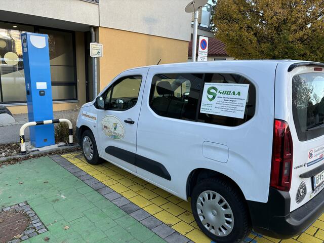 Sollten nur zum Laden stehen: die E-Autos von E-Gans-Mobil. | Foto: Lawugger