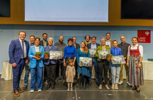 Aus dem Bezirk Lienz wurden heuer elf Gärten mit der "Natur im Garten Plakette" ausgezeichnet. | Foto: Tiroler Bildungsforum