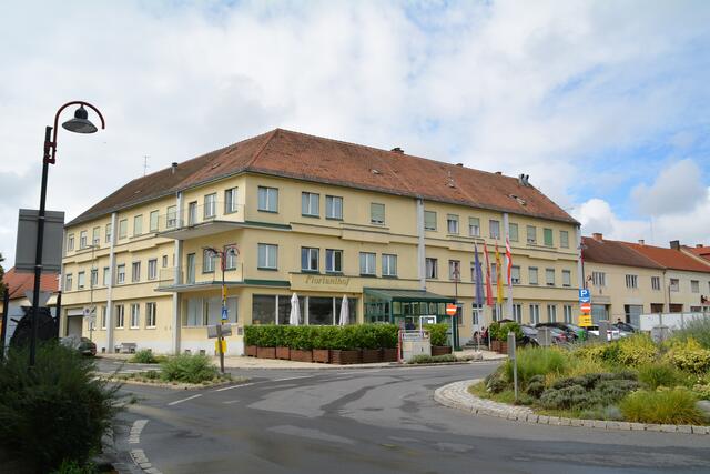 Der Florianihof wurde 2022 von der OSG aufgekauft und umfassend saniert. Die Berufsschule Mattersburg und das BFI durften bereits einziehen.  | Foto: dpi