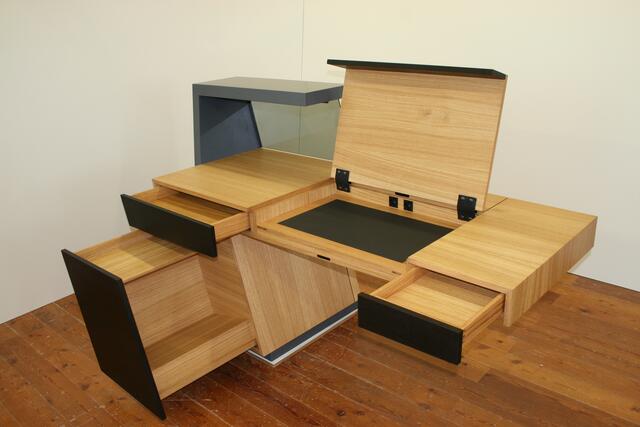 Tischlermeister Christoph Wörndl erhielt eine Auszeichnung für seinen freischwebenden Schreibtisch. | Foto: Christoph Wörndl