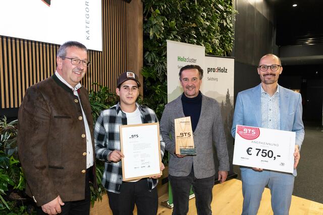 Tischlermeister Christoph Wörndl nimmt seine Auszeichnung entgegen. | Foto: Holzcluster Salzburg/Neumayr/Chris Hofer