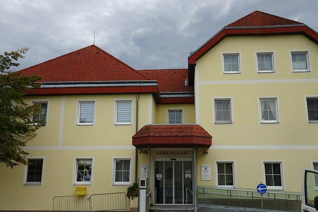 Das Gemeindeamt der Gemeinde Wöllersdorf-Steinabrückl. | Foto: Foto: Wikipedia/Mosch