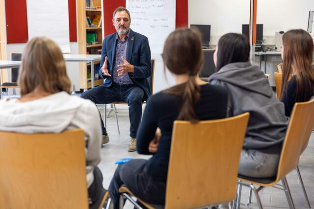 AK-Präsident Gerhard Michalitsch brachte den Jugendlichen das Thema Finanzen näher. | Foto: AK Burgenland