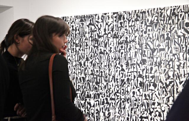 Peintners Bilder, wie hier "Das Schloß" aus dem Jahr 2024, wurden vom Publikum in allen Details intensiv erforscht.