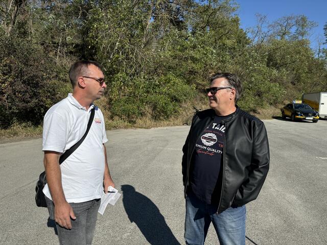 Der Sänger und Entertainer Von Gründorf stellte sich den Fragen des Fahrschulleiters Roland Zigala. | Foto: Lawugger