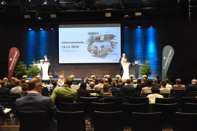 TVB-Obmann Georg Hörhager und Geschäftsführerin Sabine Mair wagten einen Rück- und Ausblick in die Tätigkeiten des Tourismusverbandes.  | Foto: Barbara Fluckinger