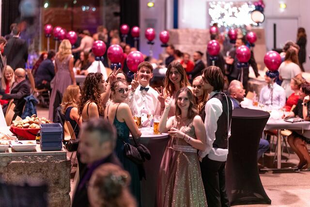 So muss ein Ball sein: In der Arena auf Ehrenberg tummelten sich viele gut gelaunte Menschen, alle dem Pflegebereich eng verbunden. | Foto: Team Stadthaus, Peter Koren