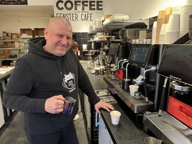 Verkauft werden neben Kaffee auch Kaffeebohnen und auch damit kennt sich Saschko hervorragend aus. Das Fenster Café röstet nämlich die Bohnen selber. | Foto: Nathanael Peterlini