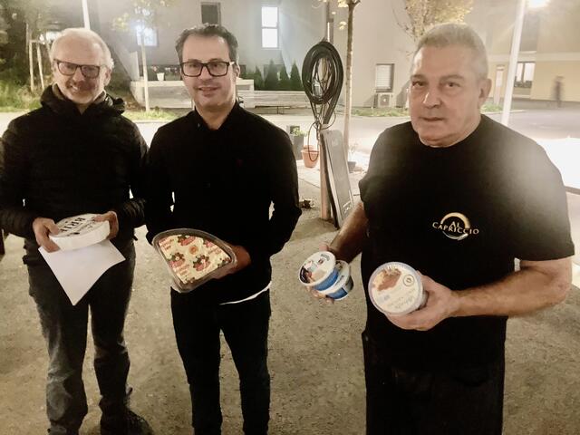 Der italienische Lieferant aus Villesse bei Grado, Padrone Toluay und Sabatino Restaino mit ihren Köstlichkeiten. | Foto: Michael Ellenbogen