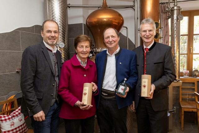 LK-Präsident Josef Hechenberger, die mehrfachen Landessieger Maria Pfandl und Stefan Nothdurfter mit LK-Fachbereichsleiter Wendelin Juen zu Besuch in der Brennerei Nagiller | Foto: die Fotografen