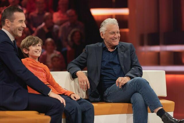 Moderator Kai Pflaume mit Konstantin aus St. Andrä-Wördern. Er tritt gegen Rainhard Fendrich in der Show "Klein gegen Groß" an. | Foto: NDR/Thorsten Jander