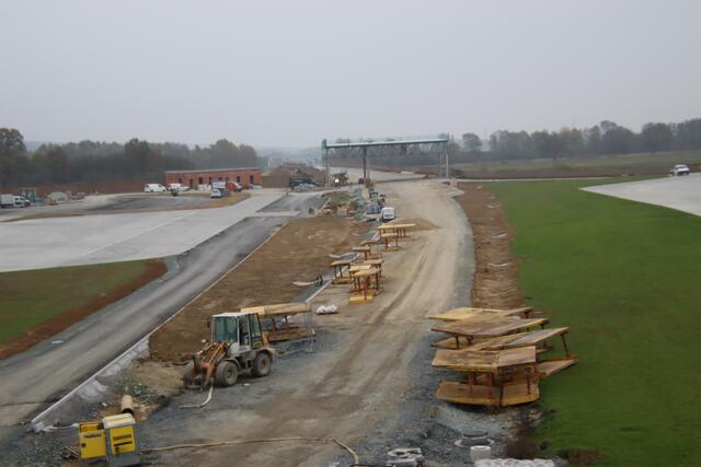 Links von der Fahrbahn entsteht der Parkplatz Heiligenkreuz, rechts davon der Parkplatz Mogersdorf. | Foto: Martin Wurglits