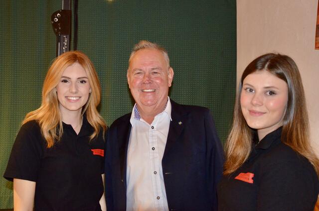 Bürgermeister Andreas Graf mit Katharina Schwarz und Anja Blüthenkranz | Foto: Elisabeth Peinsipp 