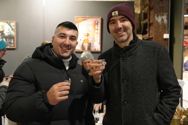 Gute Laune beim Start des Wunschbaums in Hallein.  | Foto: Stefan Schubert