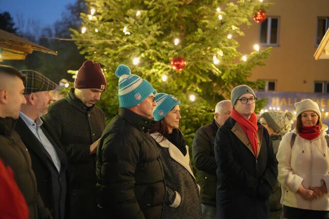 Der Weihnachtsmarkt auf der Pernerinsel wurde am Freitag eröffnet.  | Foto: Stefan Schubert