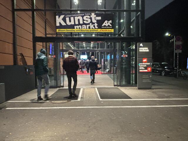 Kunstliebhaber und Kreative kommen im Innsbrucker Congress ins Gespräch und tauschen sich aus. | Foto: Kendlbacher