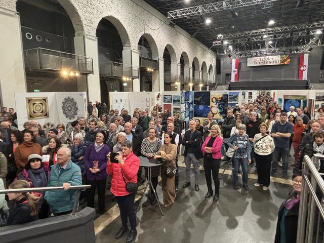 Zahlreichen Besucherinnen und Besucher ließen sich die Ausstellungseröffnung nicht entgehen. | Foto: Kendlbacher
